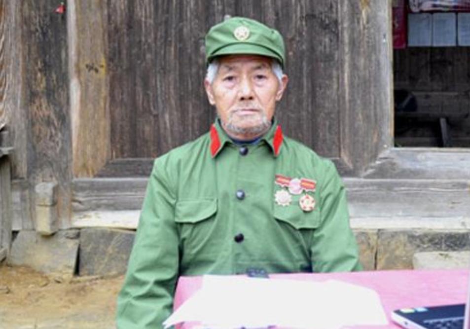 八旬老农带女儿进城看病,老伴不小心说漏嘴,才知是毛主席警卫员