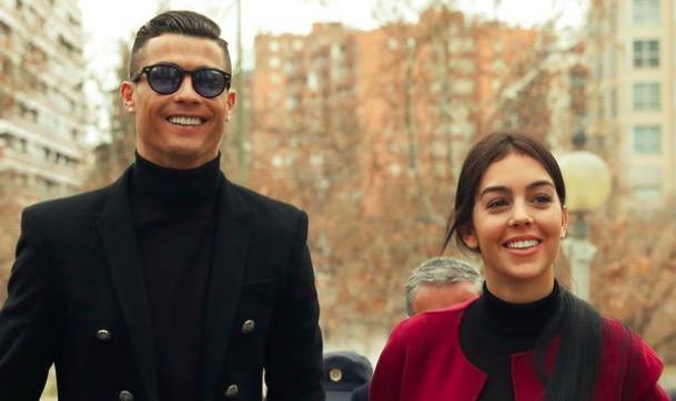 c罗出席活动戴的表,c罗穿蓝色西装出席活动