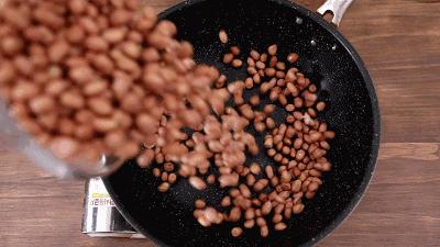 炸花生米,最忌讳直接下油锅!多加“这2味料”,香脆又不糊