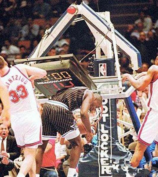 扣碎篮板的场面:乔丹把篮板搞得稀碎,鲨鱼用19个扣坏的筐做成树
