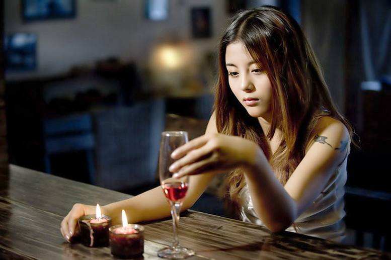 一喝酒就上脸是酒精过敏吗,怎么判断是喝酒上脸还是酒量不好