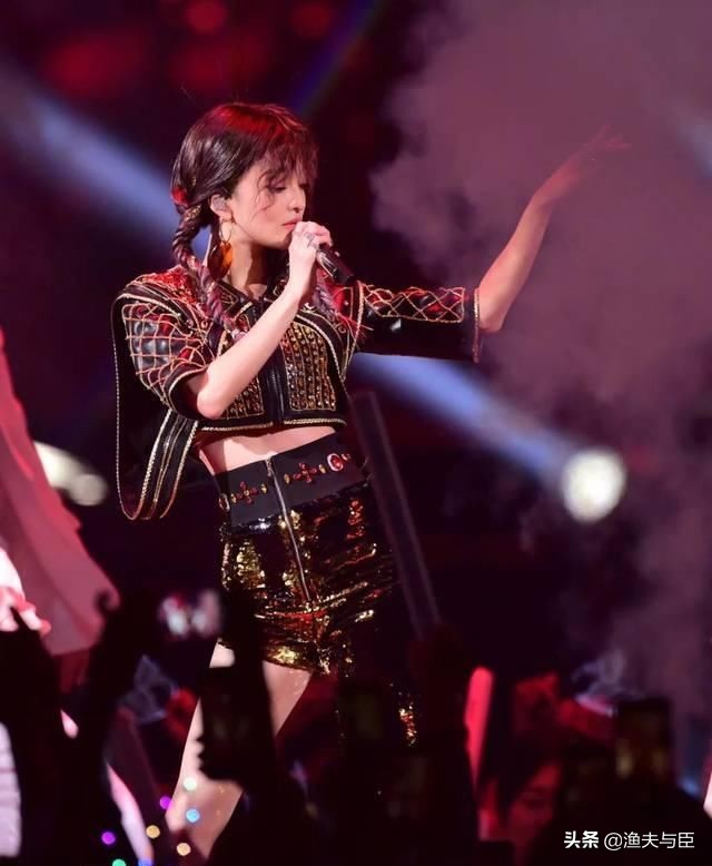 “过气”十年，凭什么她发个问号也能上热搜？