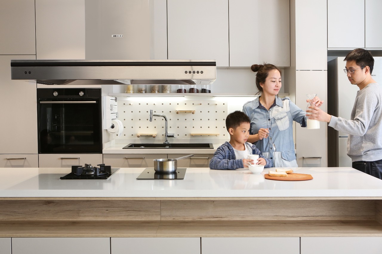 客厅阳台一体办公桌,主卧衣帽间加办公桌