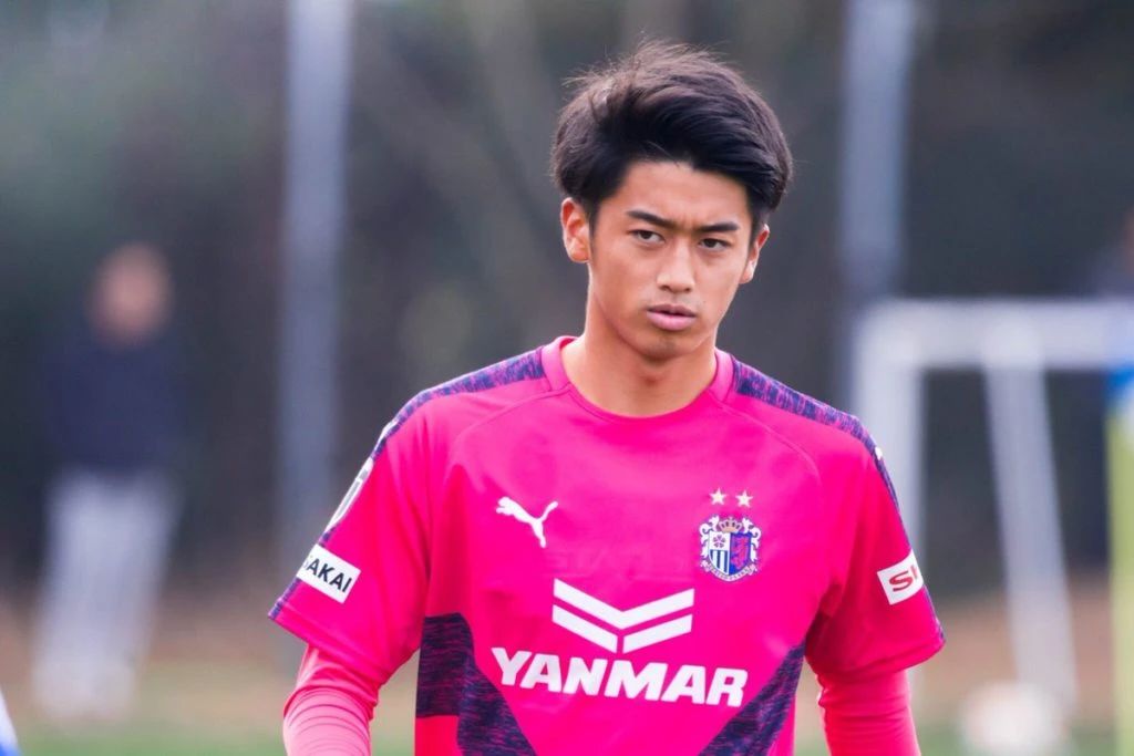 日本18岁足球天才学完驾照先做一件事他对于足球的执着无人能比