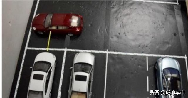 倒车入库两边都有车怎么能倒进去,倒车入库怎么看两边车身是否扫线