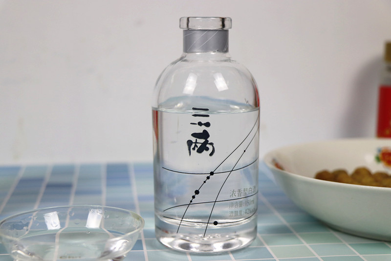 浓香型白酒52和42哪个好下口,好喝的二两装浓香型白酒