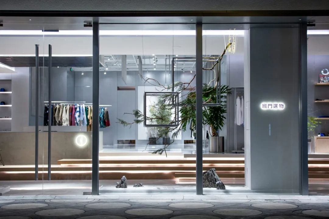 国潮在外国街头,国潮捡垃圾小孩图片