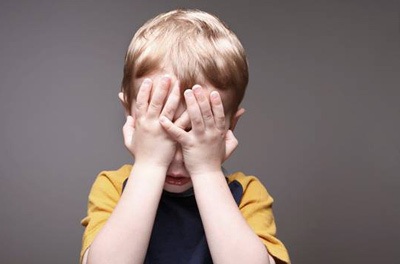 34岁的小孩时不时就打人怎么教育,小孩子动不动就打人怎样解决