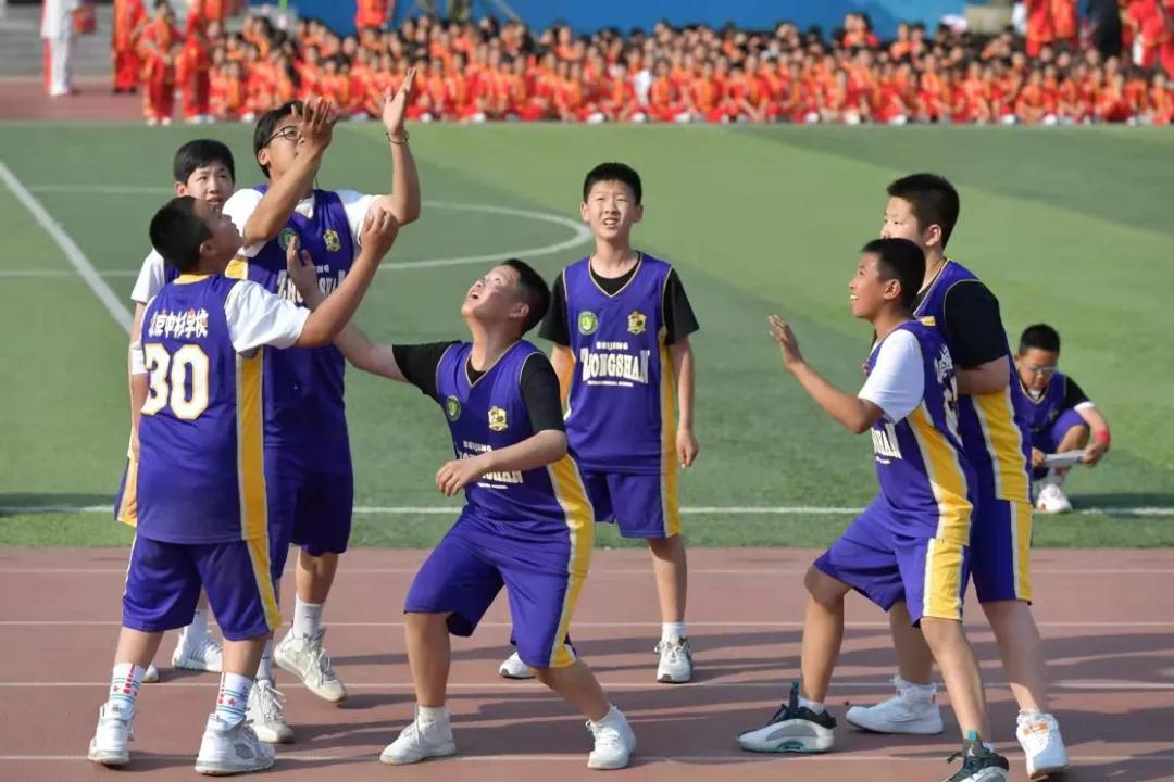 一共有207人参加体操表演,一百多人体育节开场