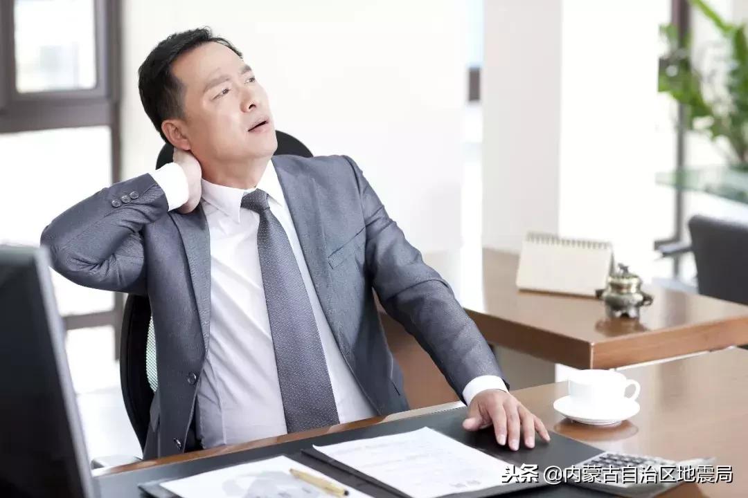 这个小动作竟可能导致瘫痪！吓得我赶紧放下手机……