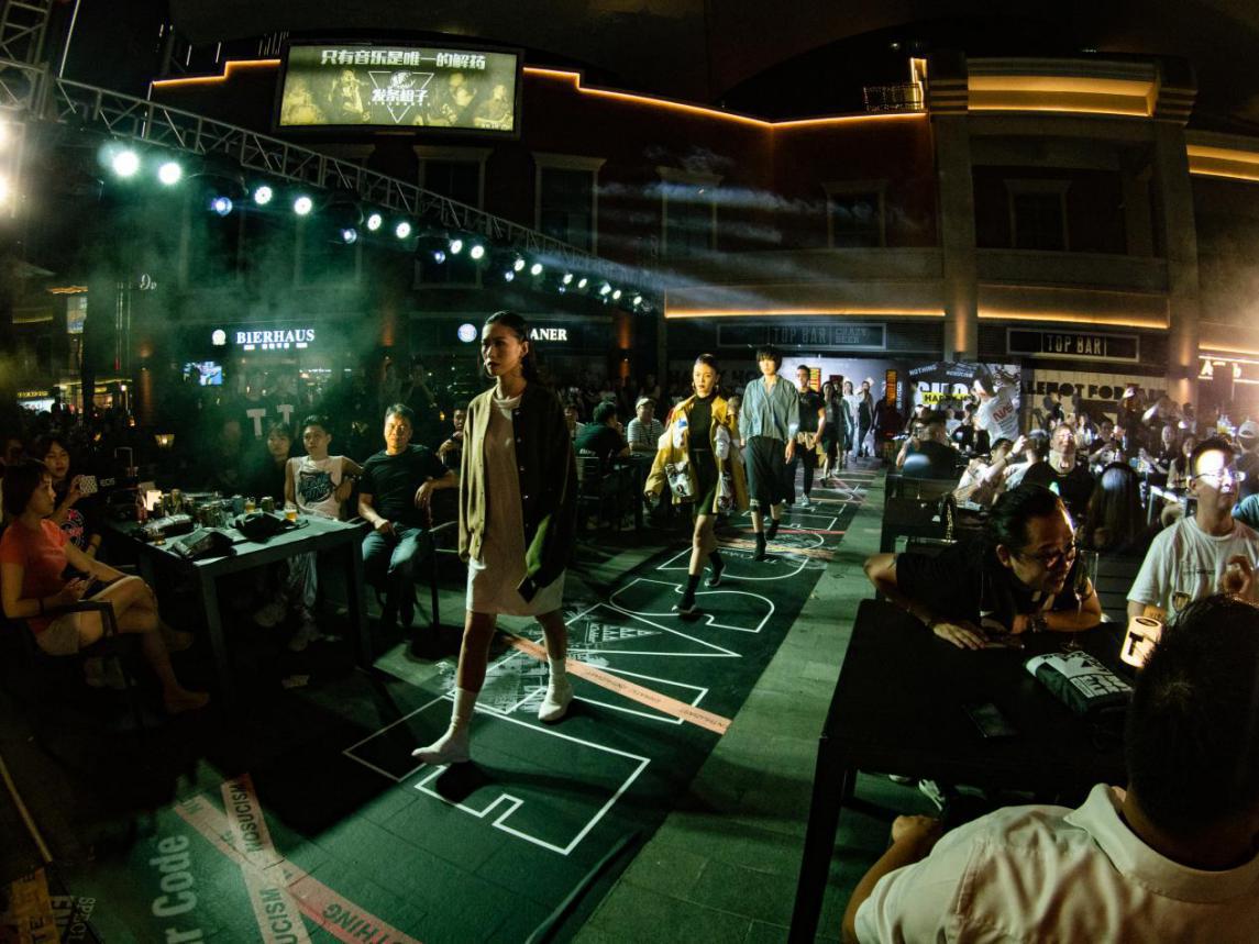 把秀场搬到室外,把秀场搬进酒吧