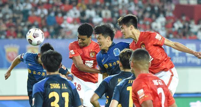 职业足球防守和业余球员差距,最差职业球员对比顶尖业余球员