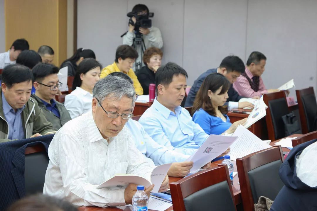 当心别让狼盯上,提防被别人骗的视频