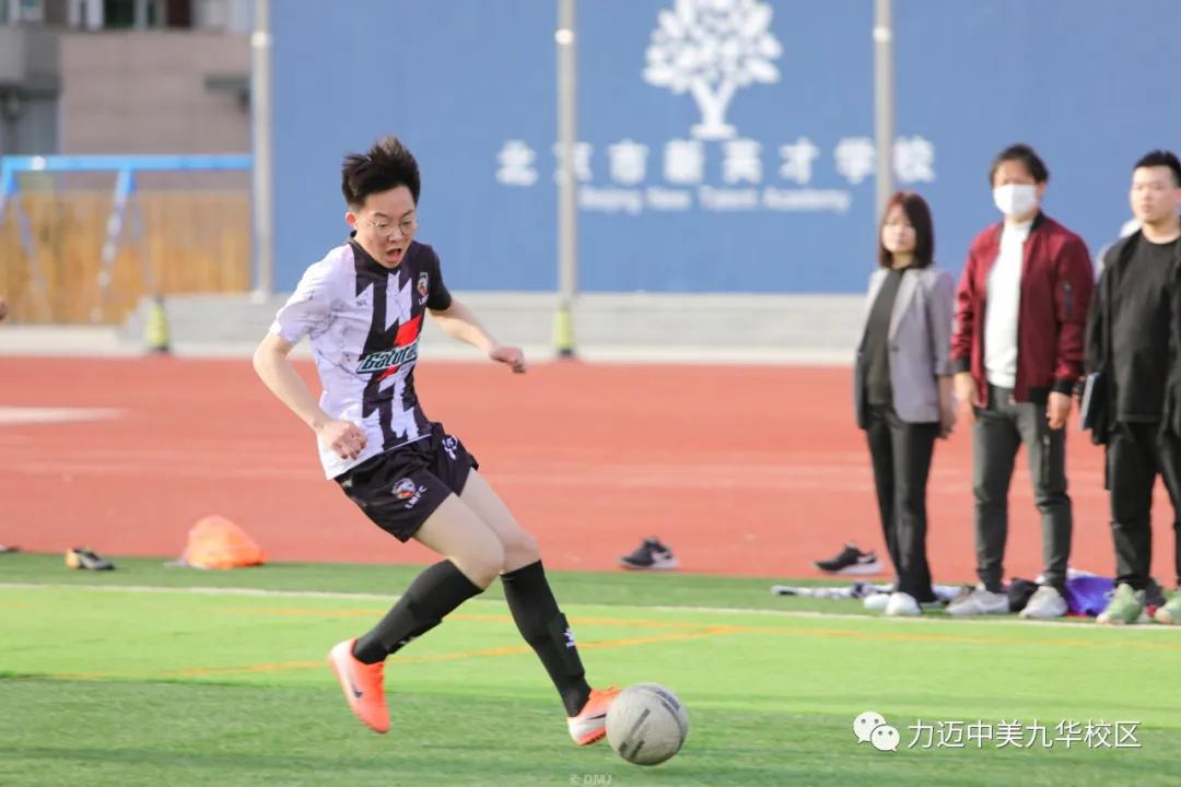 绿茵梦想骄阳下的热血足球赛上演,青春飞扬激情篮球赛