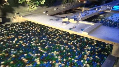 如何同时玩300颗弹珠？盖一座3米高的弹珠城堡就好了