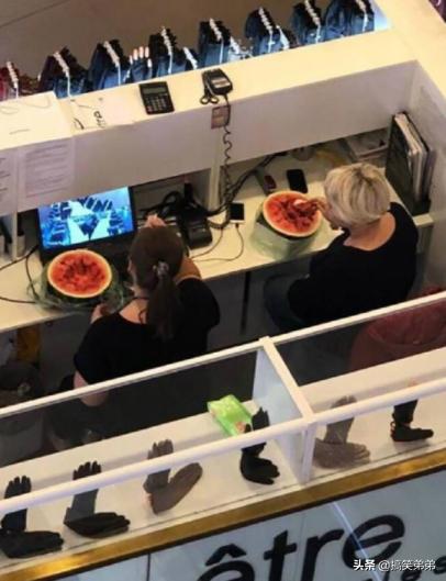 去理发店洗头，跟老板说：能不能换点别的音乐，好难听啊