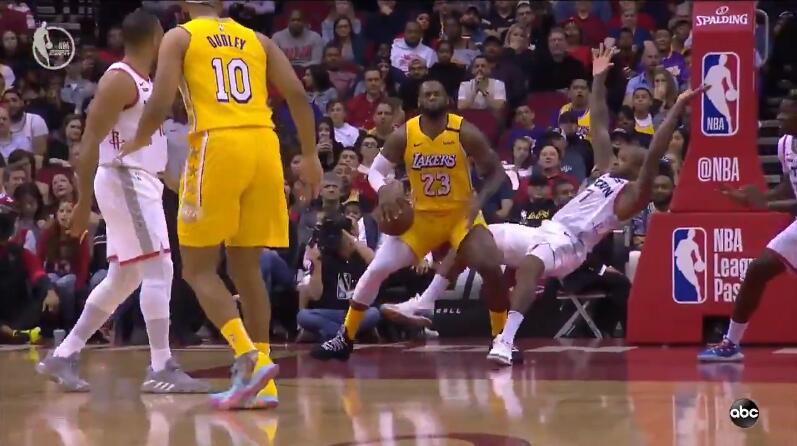 对飙演技！詹姆斯和塔克激烈对抗，两人动作太夸张，让人啼笑皆非