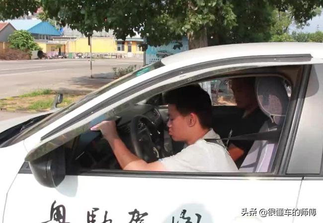 科二倒车入库怎样知道方向打早了,科二右倒车入库打早打晚怎样修正