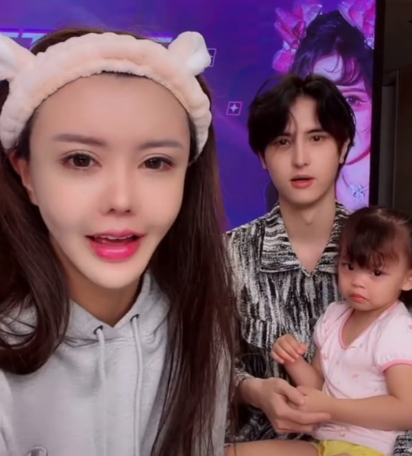 韩安冉给小猪妹买奔驰当代步车，小猪只顾风花雪月，网友：绝绝子