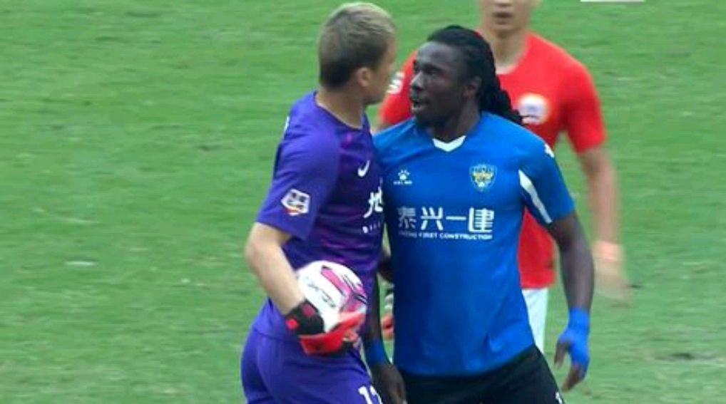 中甲赛场惊现暴力飞踹犯规,中甲奇葩门将完整视频