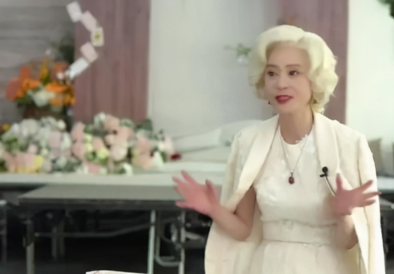 刘雪华黑白搭配的长款外套,刘雪华年轻时穿粉蓝色清装