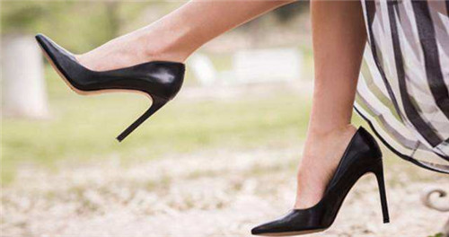 高跟鞋磨脚解决小妙招脚趾背面疼,高跟鞋磨脚怎么办教你五个方法