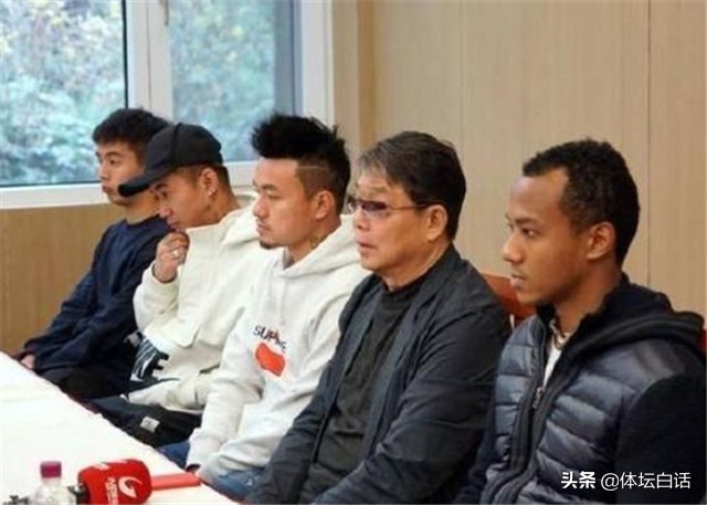 徐根宝为弟子庆生,徐根宝与众弟子