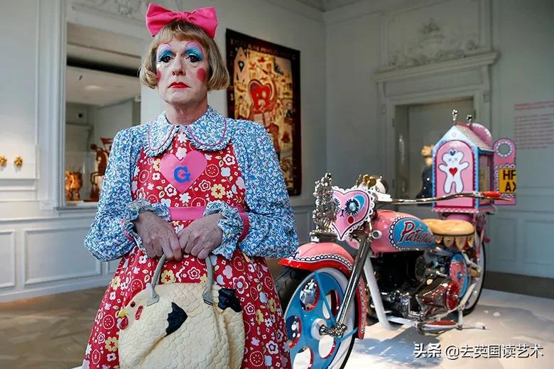 他以一己之力，让UAL的毕业典礼变成“女装大佬”的异装盛会