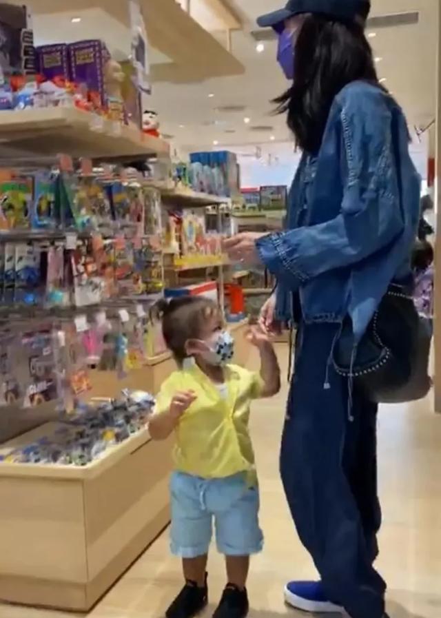 张柏芝三胎儿子正面照,最近张柏芝三胎儿子的照片