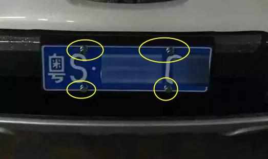 车牌上的四个螺丝装两个可以吗,车牌四个孔只上两个螺丝扣分吗