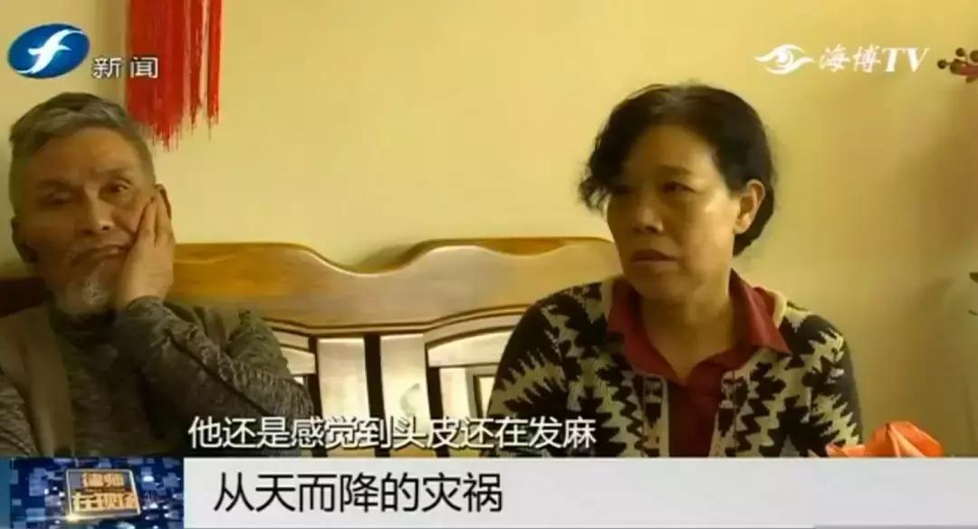 好险|大爷公园散步，硕大枝条垂直戳下，再偏毫厘后果不敢想！