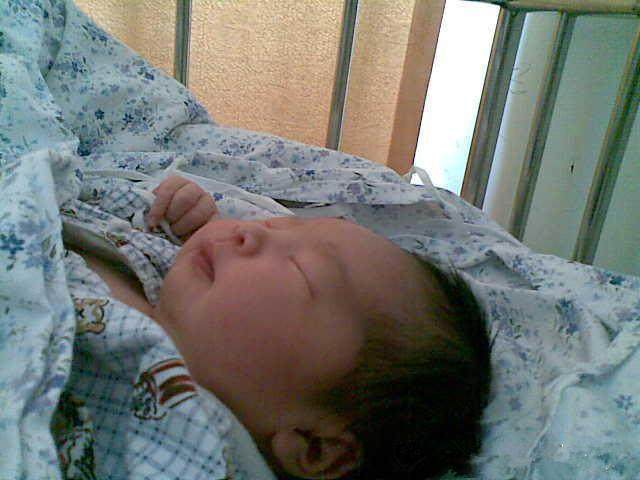 宝宝出生时头上挤了个包,宝宝出生时头上的包变硬咋回事