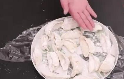包饺子怎么放冰箱不粘连,自己包的饺子怎么放冰箱里