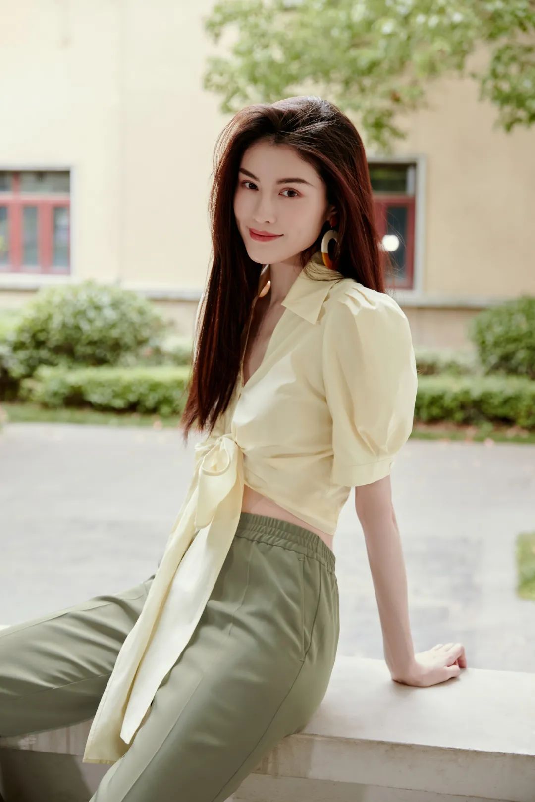 何穗冬天穿衣搭配技巧 (何穗的日常穿搭简单大方又有气质)