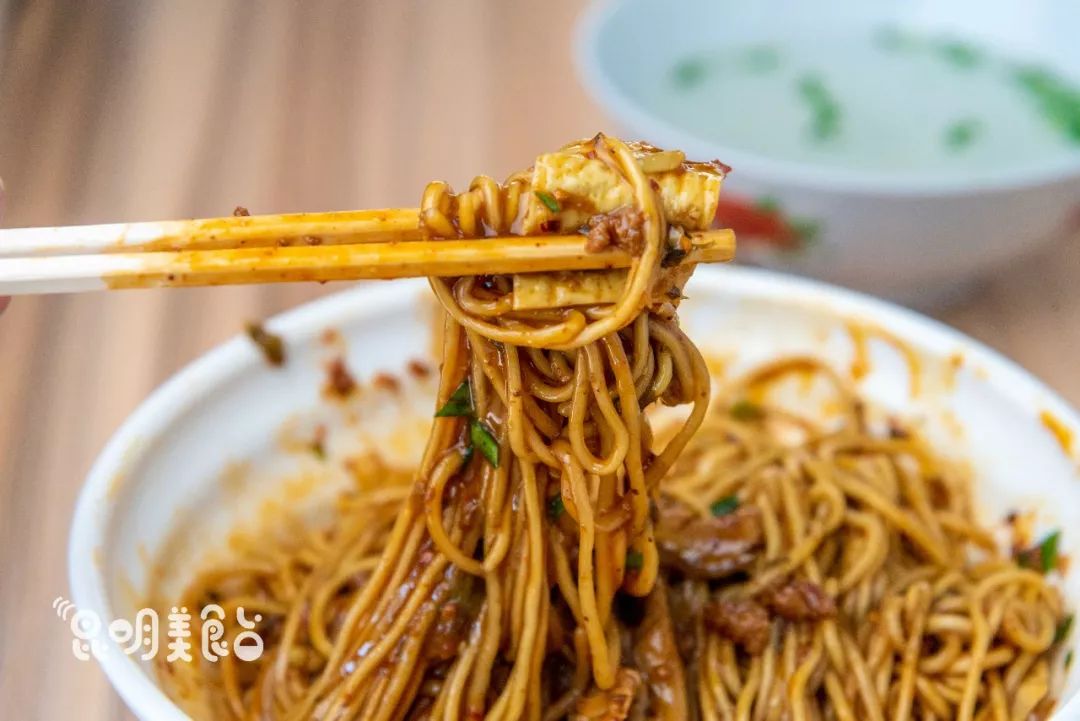 昆明330天都在排队的卤面馆，不收钱收饭票，只卖到下午2点