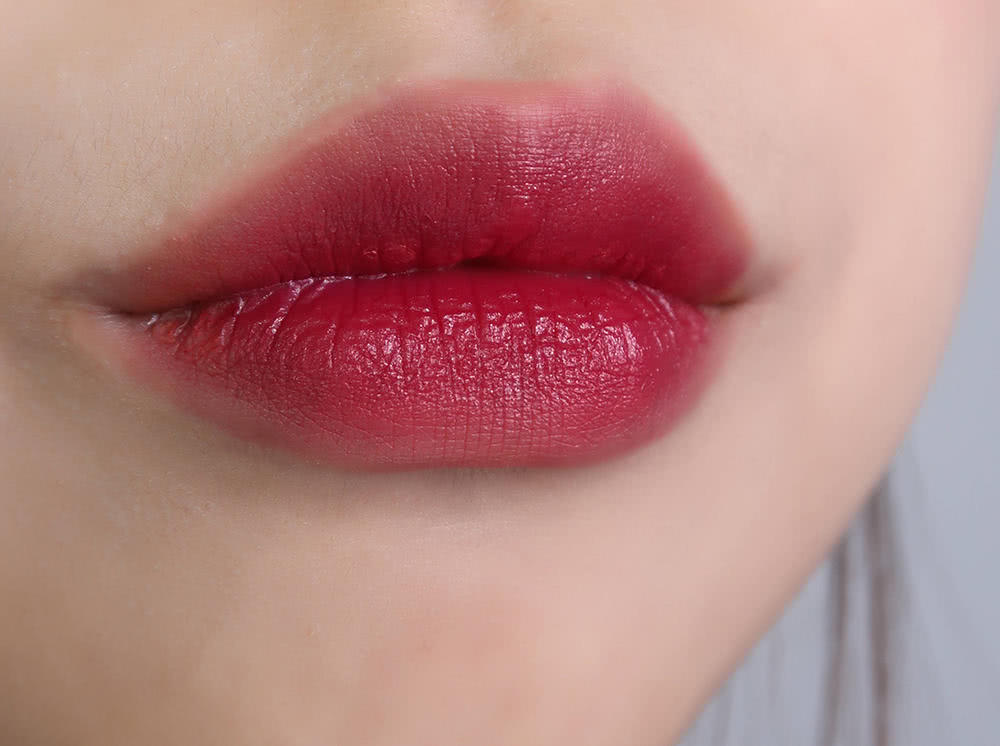 教大家一个正确涂口红的方法,新手涂口红手法