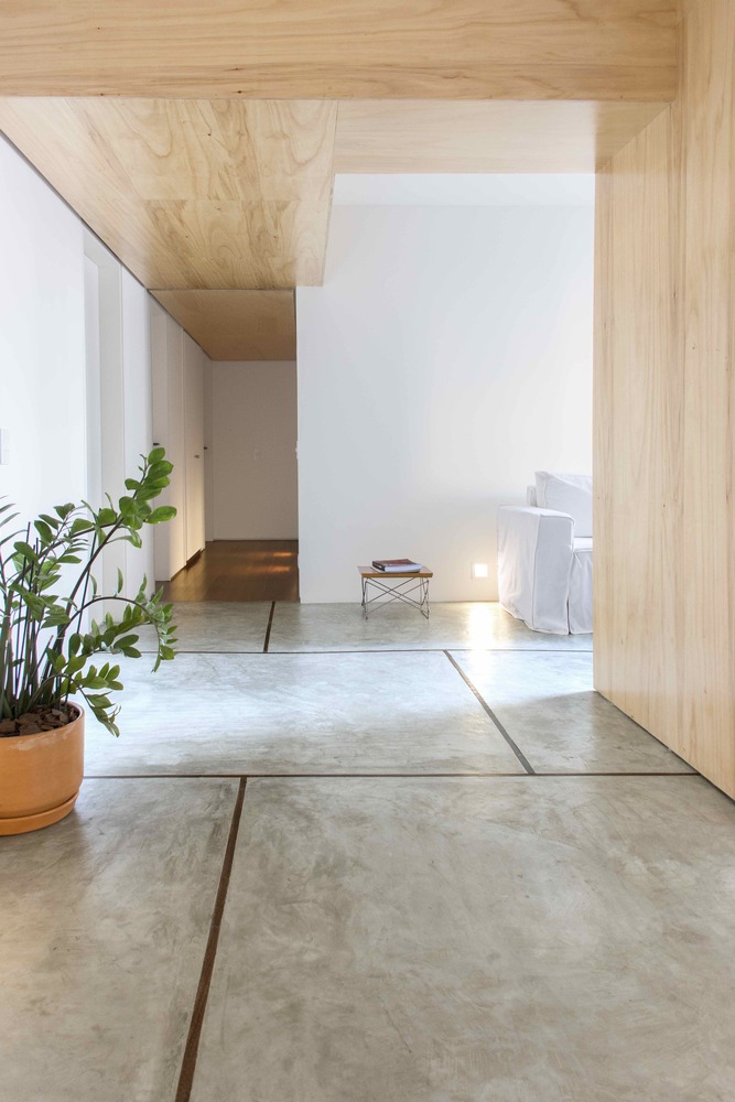 几袋水泥值几个钱，回家浇个水泥地加钢条，比瓷砖木板都结实好看