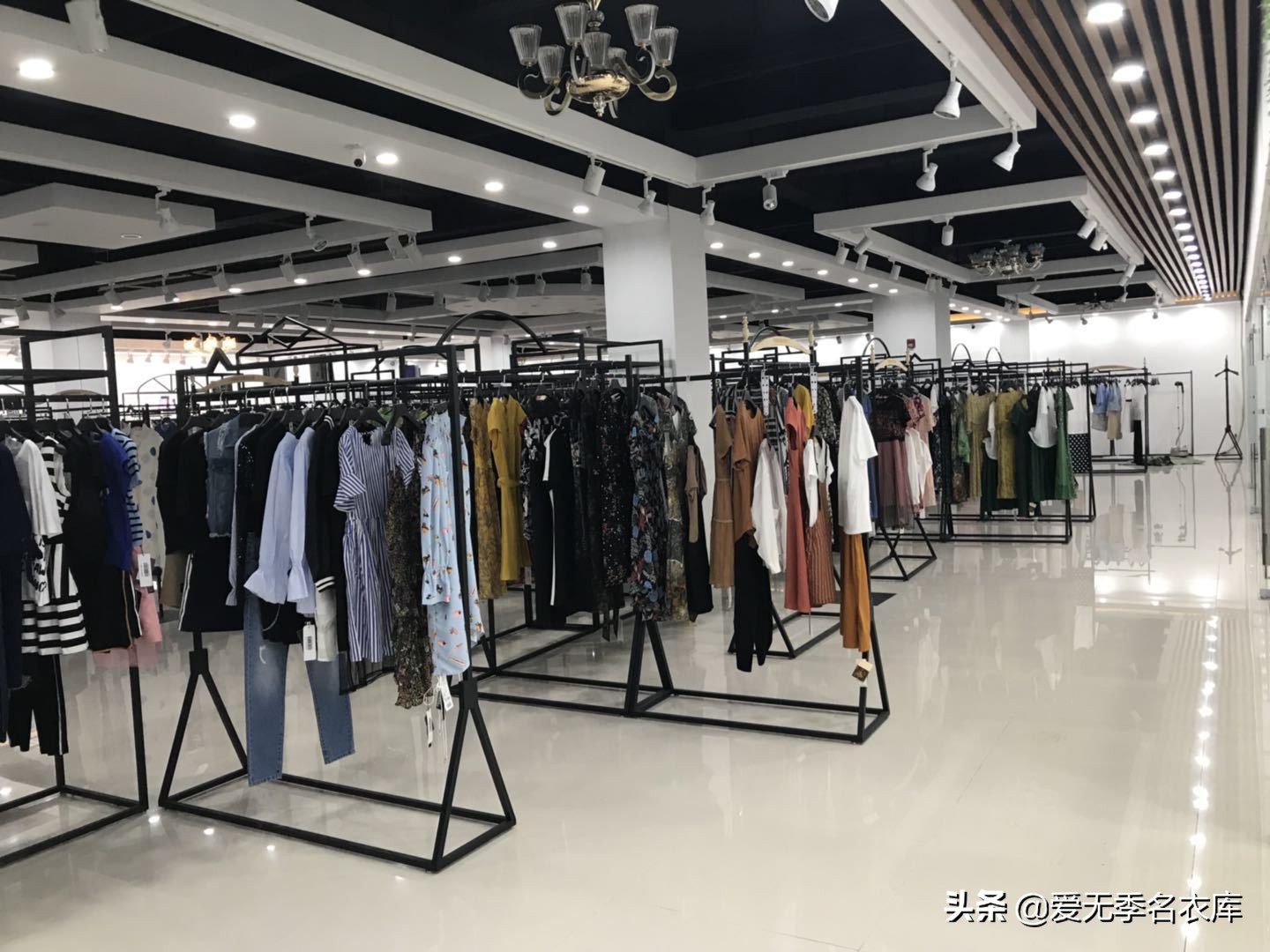 服装折扣店批发拿货,怎么逛批发服装店