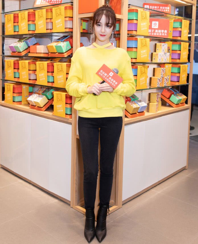 这种“蚂蚁鞋”一般人都穿不了，热巴穿出时尚范，气场3米！