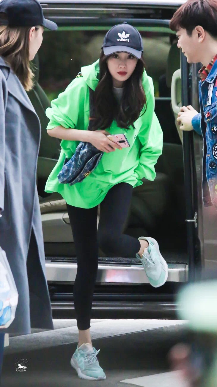 辣妈杨幂夏季最新街拍造型,杨幂秋季穿搭技巧