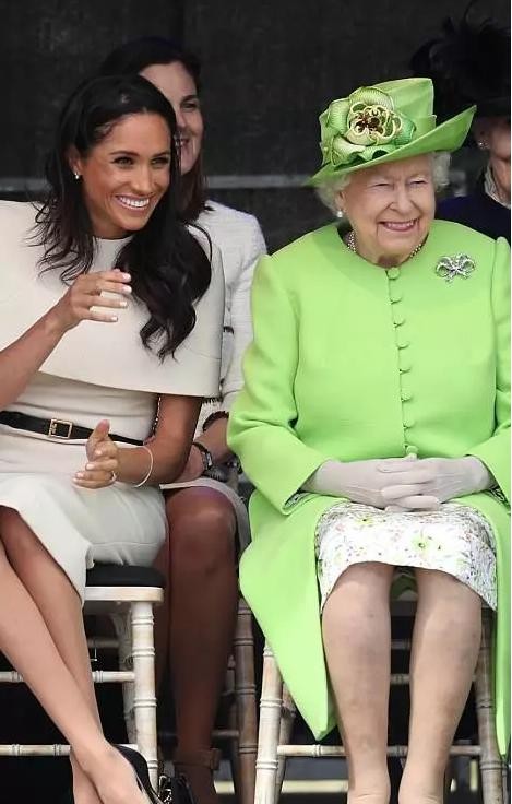 梅根回归王室后首次见女王,梅根出席王室活动不自信