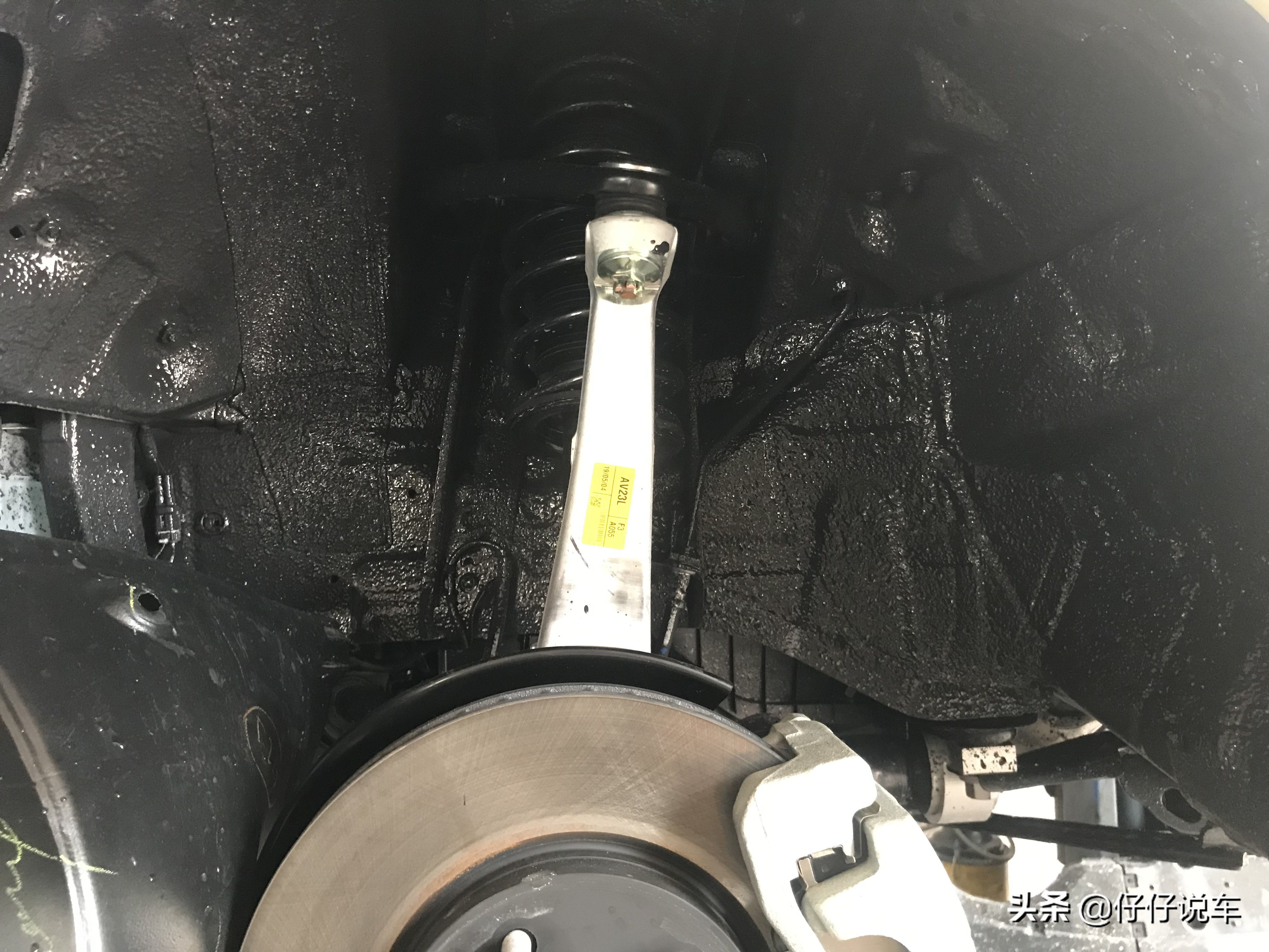 吉利帝豪新车自带底盘装甲吗,新车装底盘装甲多少钱手工费