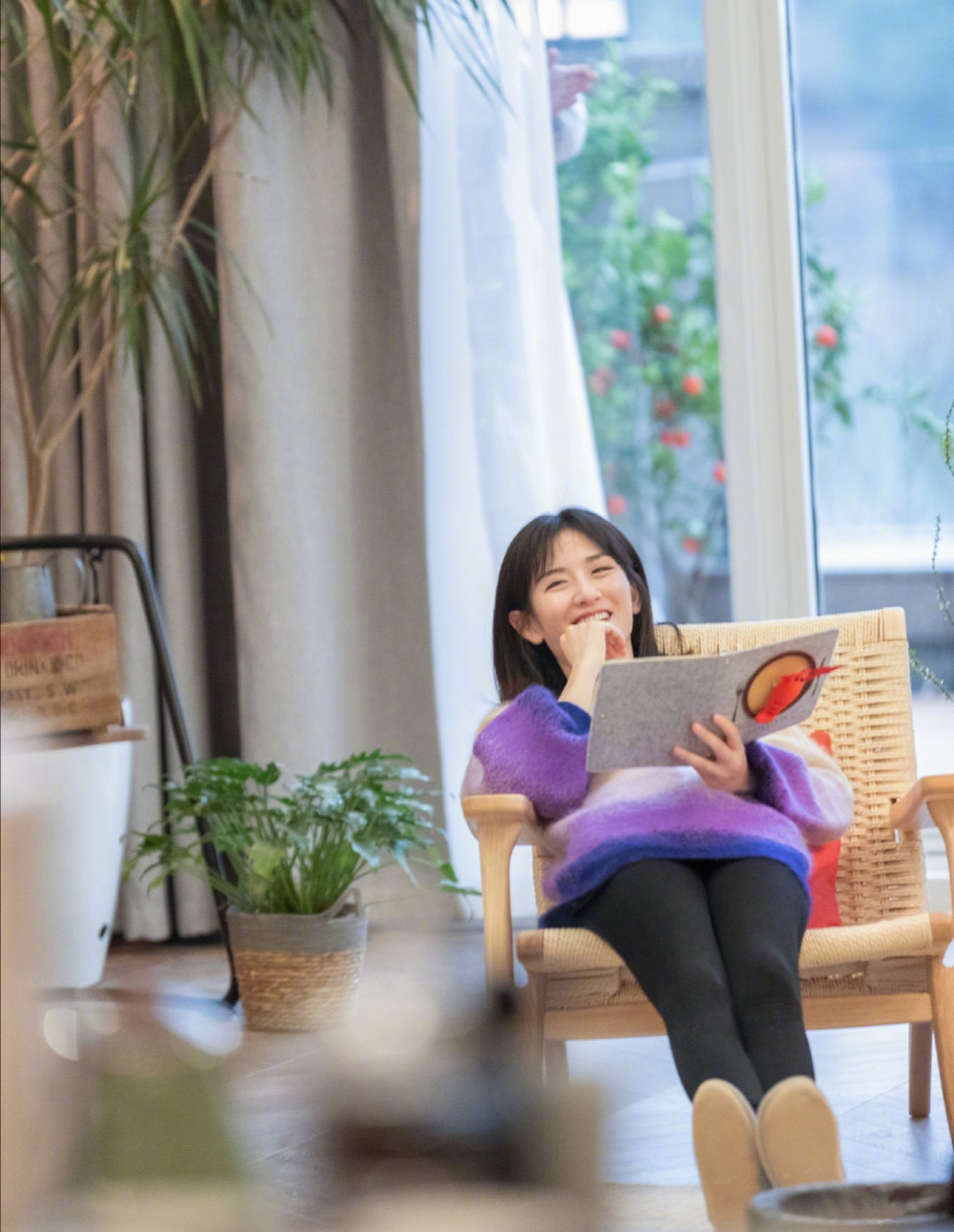 娜最新节目造型曝光，穿“儿童卫衣”超显嫩，网友：哪像奔四女人