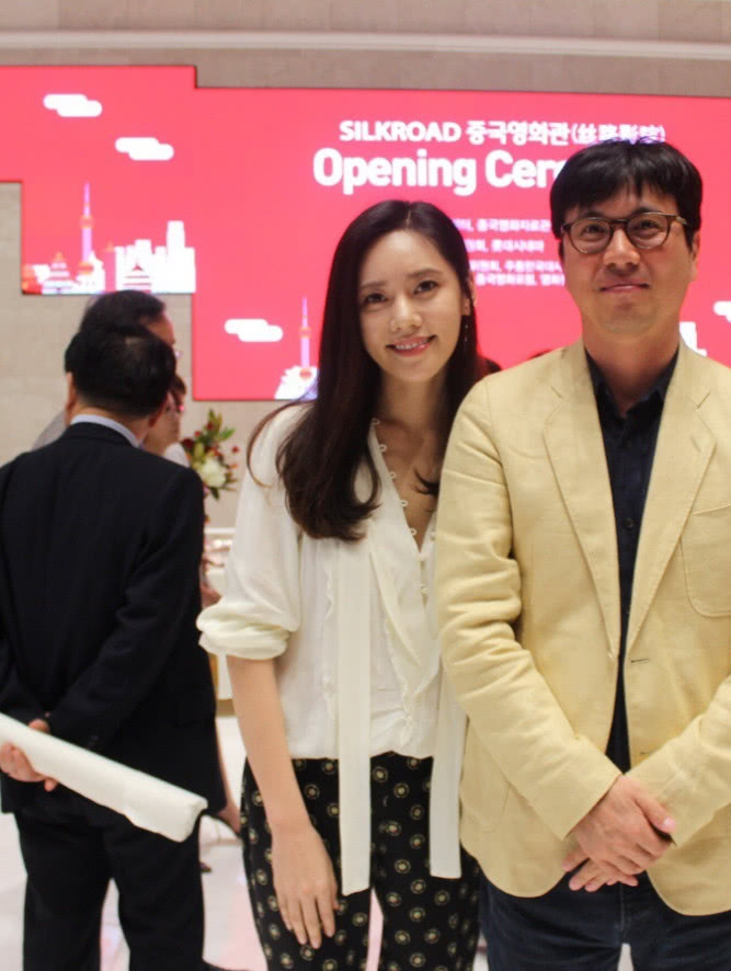 “品如”的裤子真美，像粘99只萤火虫，难怪别人爱穿她的衣服！