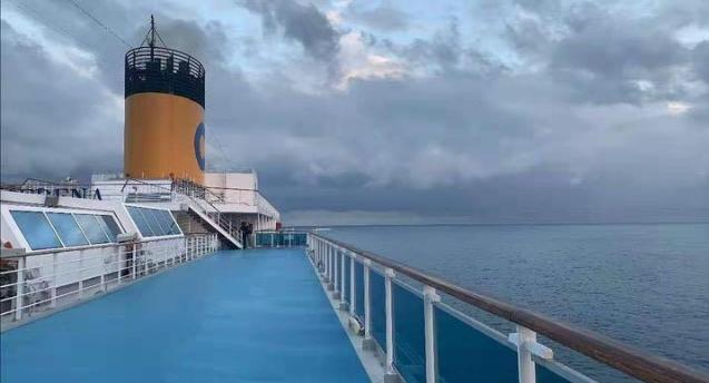 顶级面霜倒油漆桶！大牌口红全折断！心疼吗？有人却以此为生