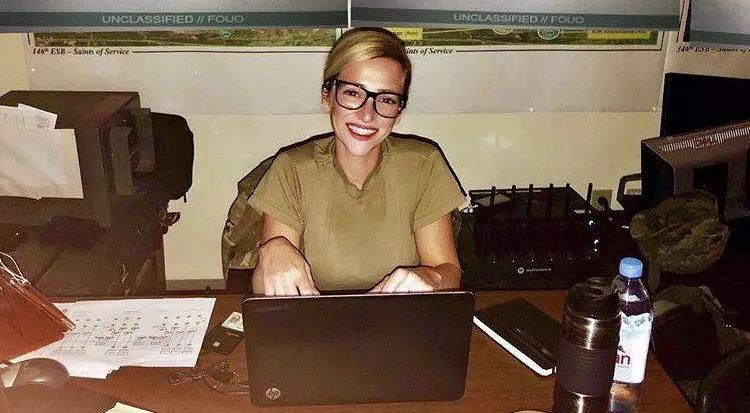 舅舅性侵、母亲家暴，她绝地反击，当上军官后，帮更多受虐孩子