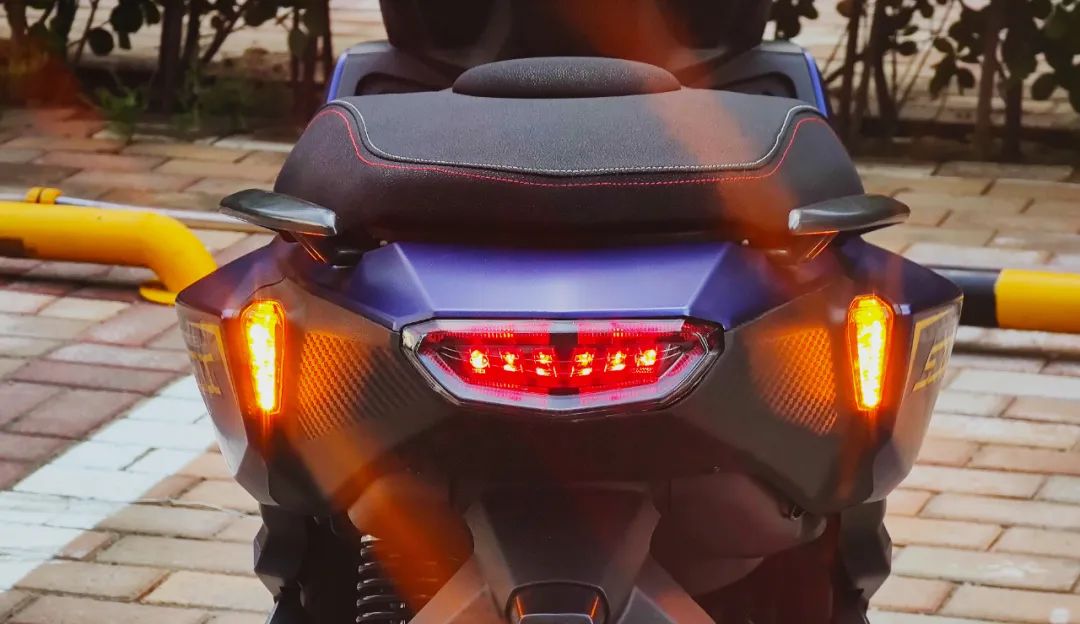 城市高颜值燃油踏板车,城市炫酷150踏板摩托车推荐