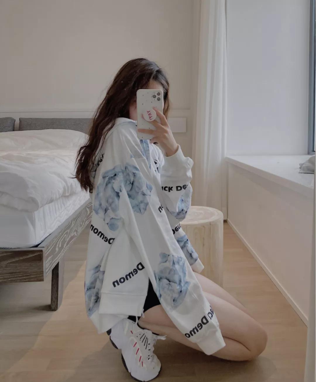 为什么韩国人总能把丑鞋穿成爆款，拍照技巧发色妆容，配饰少不了