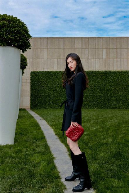 唐嫣生娃后更美了，穿西装裙配皮靴又美又酷，成*女熟**人味挡不住