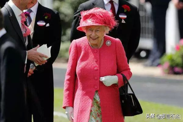英国女王正式宣布拒绝皮草，愿世间没有血淋淋的时尚